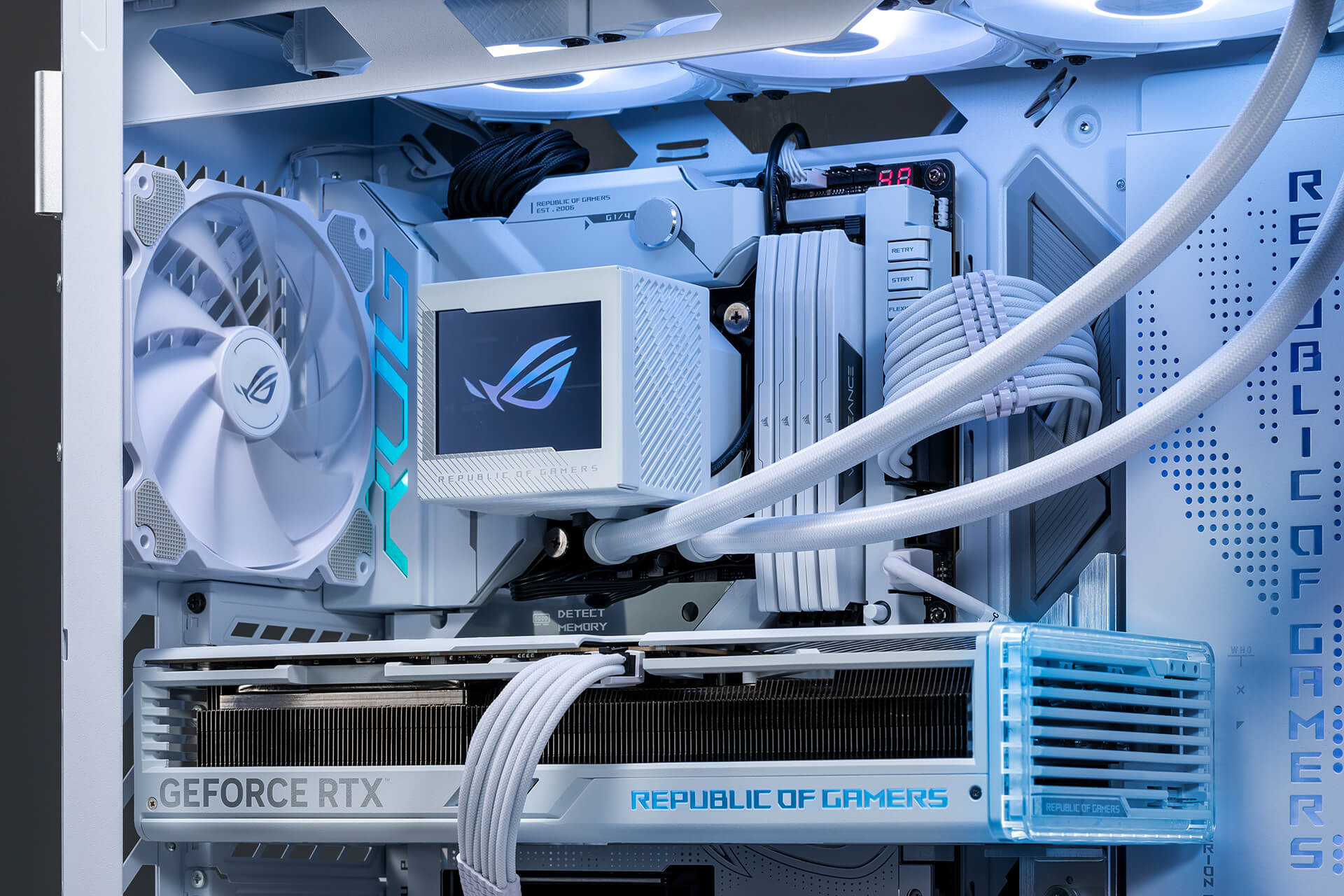 Zdjęcie z widokiem w zbliżeniu – system komputerowy oparty na ROG Maximus Z790 Formula w parze z układem ROG Ryujin III 360 ARGB White Edition.