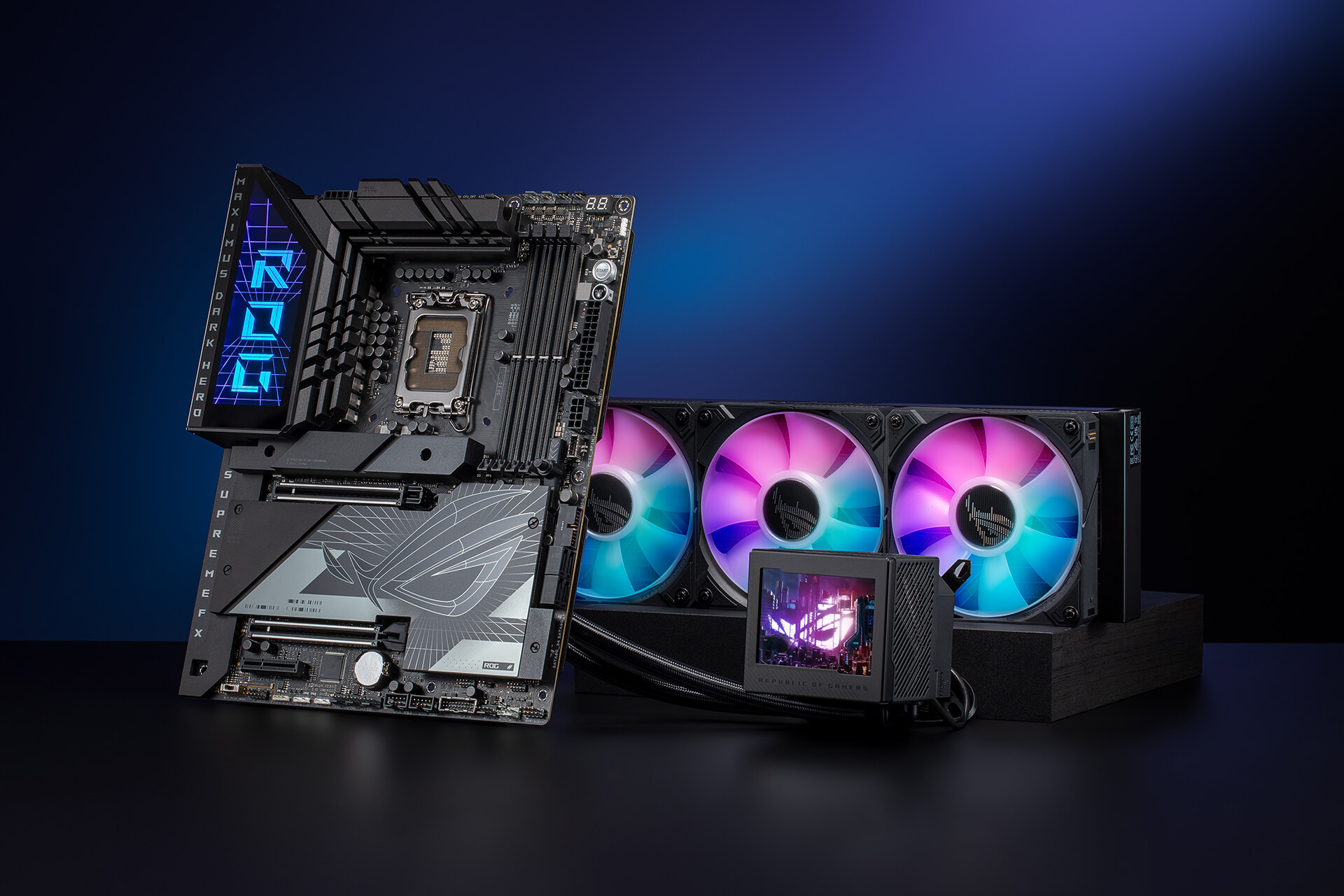 Zdjęcie z widokiem z przodu – ROG Maximus Z790 Dark Hero i ROG Ryujin III 360 ARGB w ustawieniu na biurku.