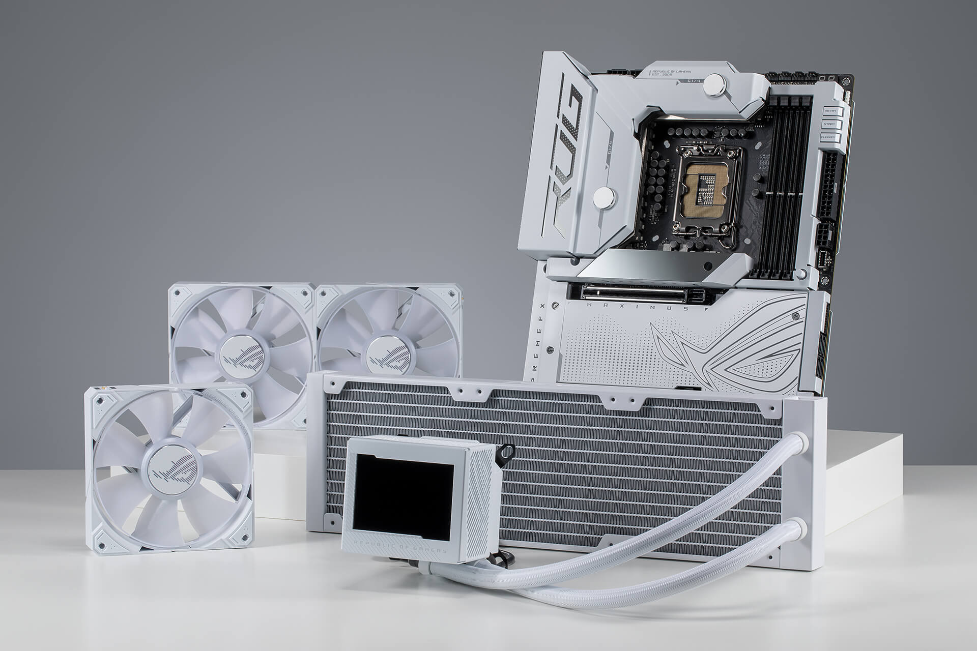 Zdjęcie z widokiem z przodu – ROG Maximus Z790 Formula i ROG Ryujin III 360 ARGB White Edition w ustawieniu na biurku.