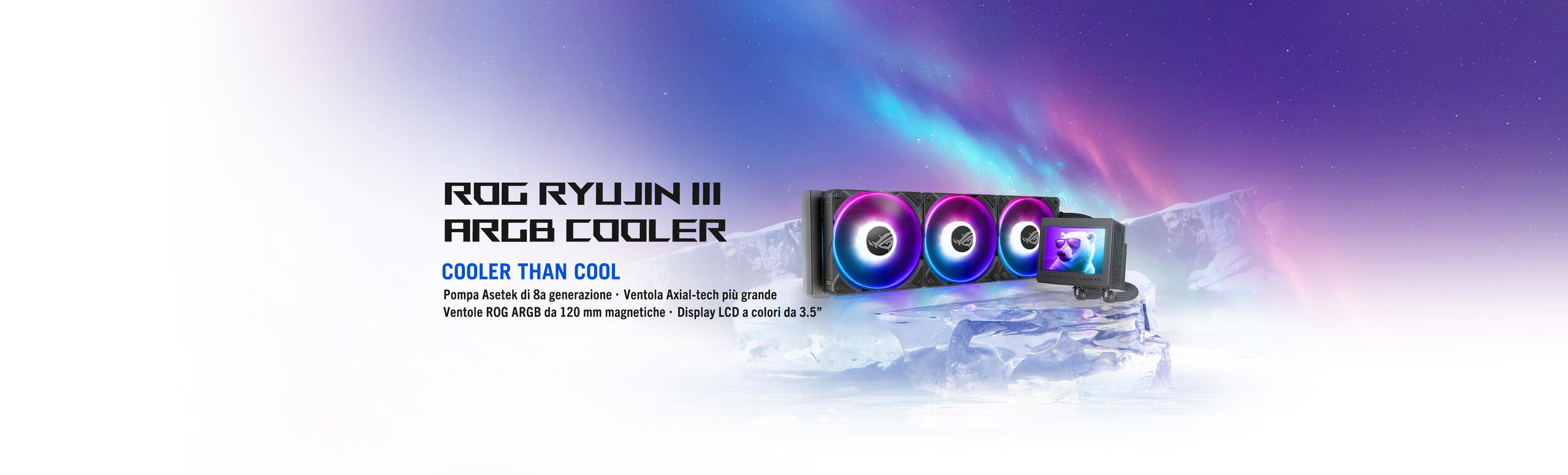 L'immagine mostra un sistema di raffreddamento ROG Ryujin III ARGB Cooler. Sullo sfondo c'è un cielo con luci colorate simili all'aurora boreale. In primo piano, si vedono tre ventole illuminate da luci ARGB e un display LCD a colori da 3,5 pollici.