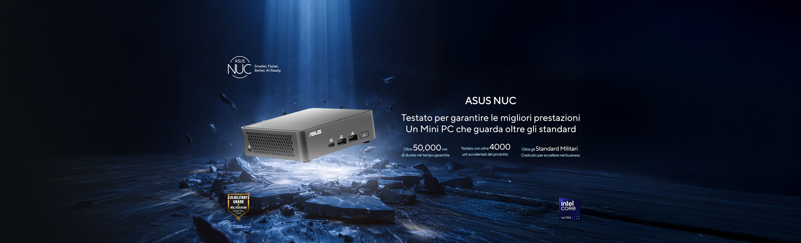 L'immagine presenta un Mini PC ASUS di tipo NUC che cade dall'alto su un pavimento di roccia viva che viene frantumata dalla solidità del Mini PC. Un raggio di luce fredda cade dall'altro illuminando la scena, mentre sulla destra delle scritte ci ricordano le principali caratteristiche del computer super compatto.