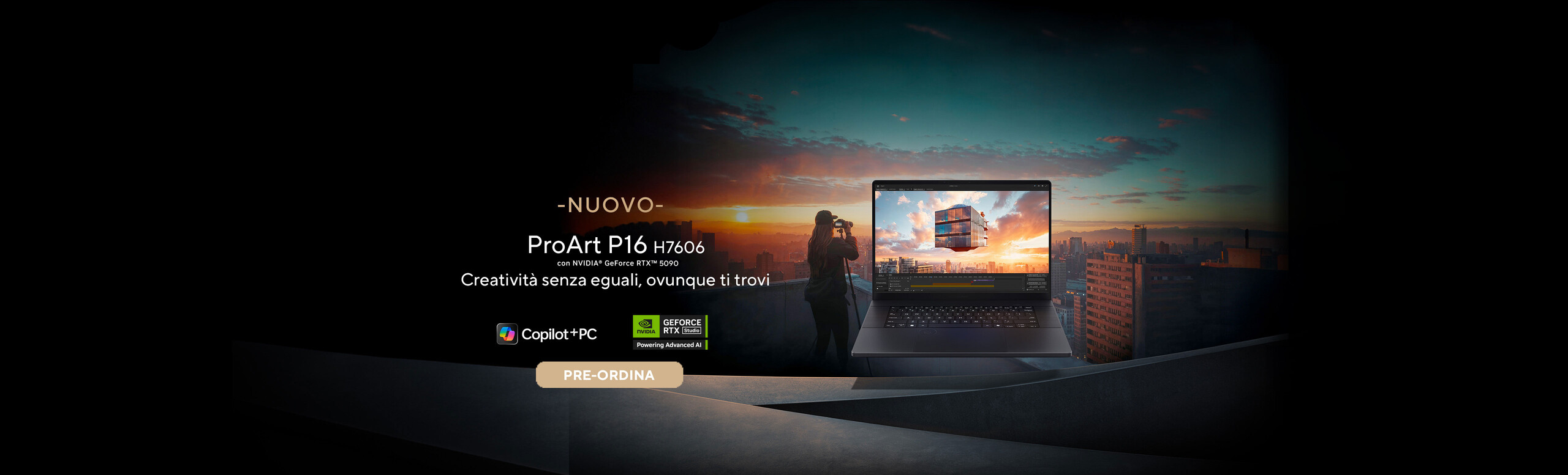Pubblicità del laptop ASUS ProArt P16 H7606 con scheda grafica NVIDIA GeForce RTX 5090. L'immagine mostra un fotografo su un tetto cittadino al tramonto, mentre in primo piano appare il portatile con lo schermo acceso che visualizza un rendering 3D. Testo promozionale: 'Nuovo ProArt P16 H7606 con NVIDIA GeForce RTX 5090. Creatività senza eguali, ovunque ti trovi. Pre-ordina'.