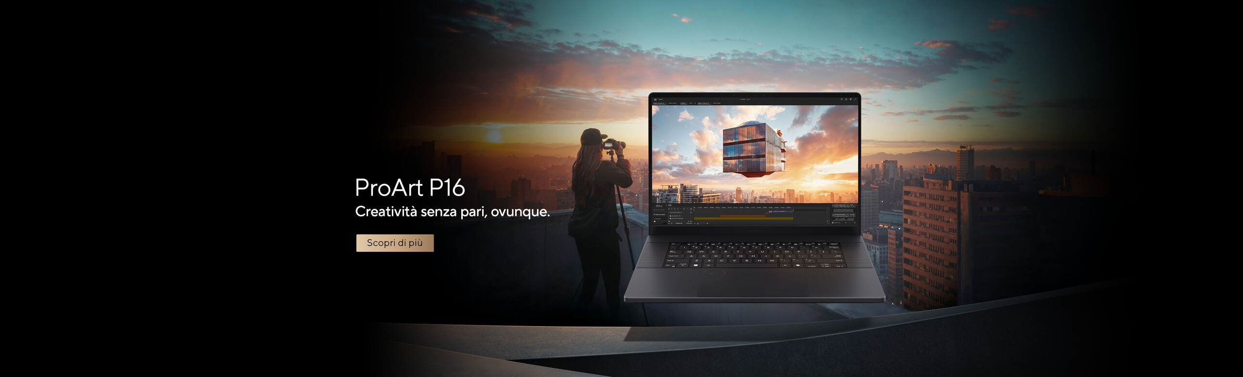 L'immagine mostra un computer portatile con uno schermo che visualizza un programma di grafica 3D. Sullo sfondo, si vede una città al tramonto con un fotografo che sembra scattare foto.