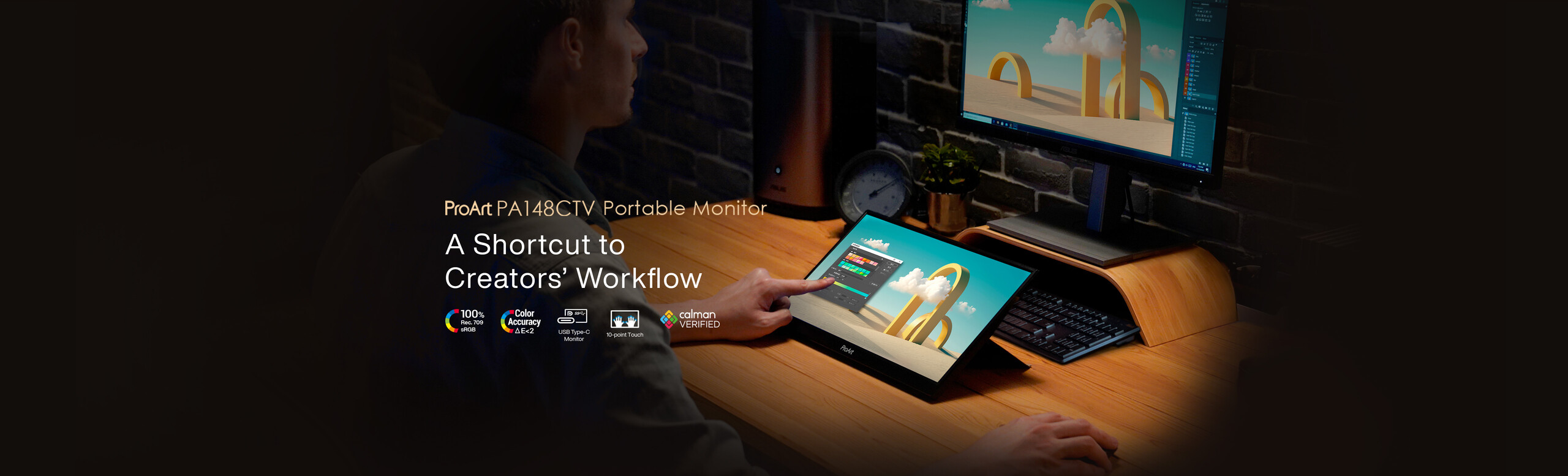 Monitorul ProArt Display PA148CTV este afisat pe o masa, iar un barbat il utilieaza intr-un software de editare.