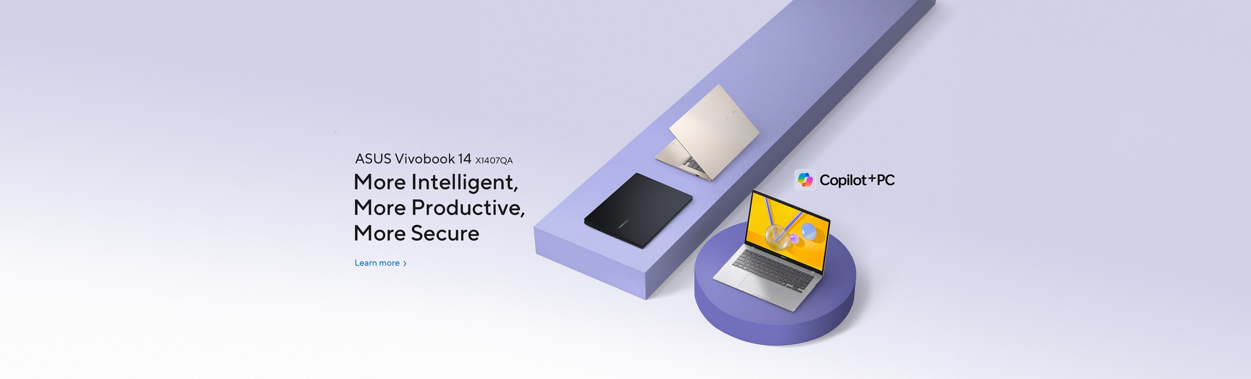ASUS Vivobook 14 (X1404) laptopovi stoje na ljubicastim podlogama u svetlom prostoru