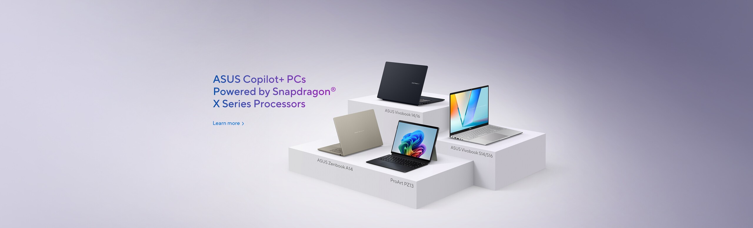 ASUS Vivobook, Zenbook i ProArt sa Snapdragon procesorom stoje na belim postoljima u svetlom prostoru