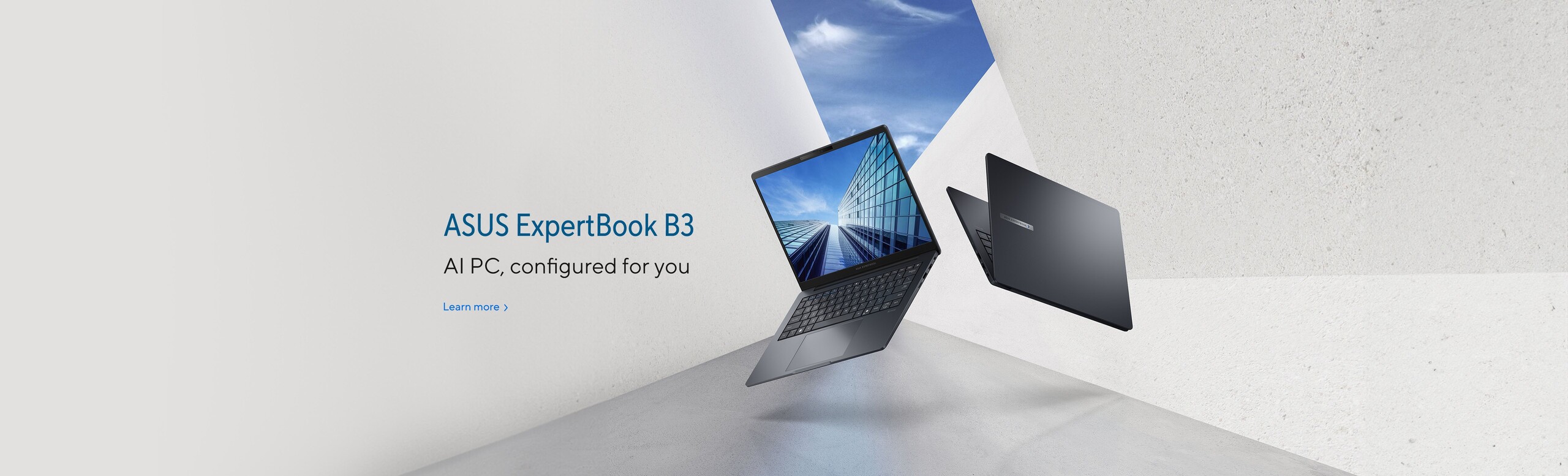ASUS ExpertBook B3 laptop, otvoren i zatvoren, lebdi u modernom arhitektonskom prostoru sa natpisom „AI PC, podešen za vas“ i Windows 11 Pro oznakom