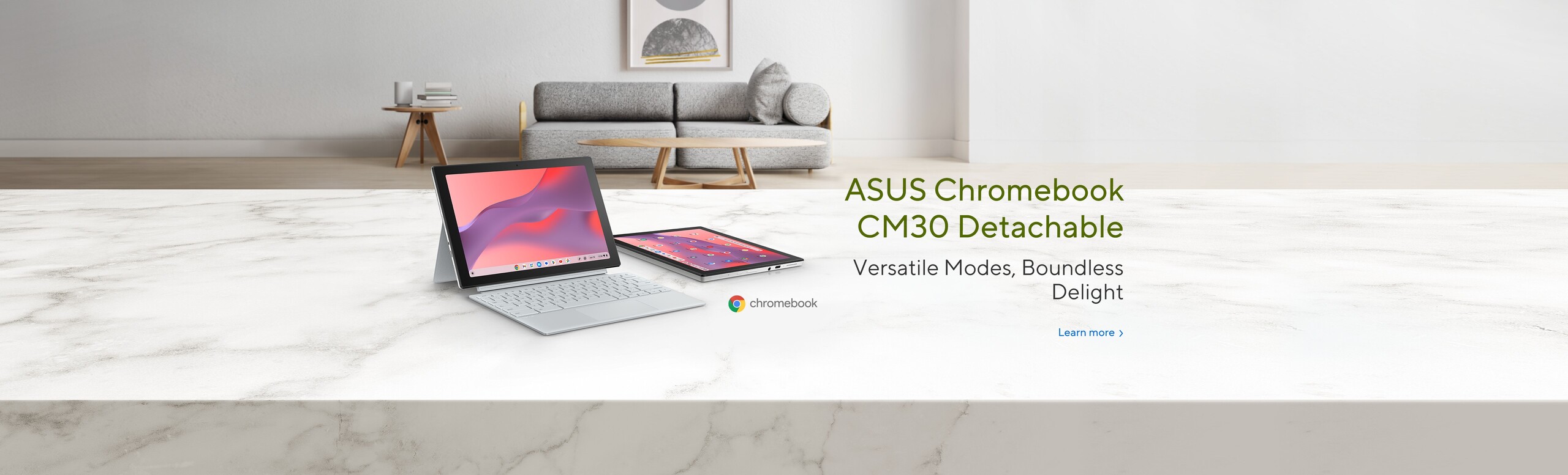 Dva ASUS ChromeBook Deatchable stoje na beloj mermernoj površini u prijatnoj i osvetljenoj dnevnoj sobi sa prikazanim Chrome Operativnim sistemom na svojim ekranima.