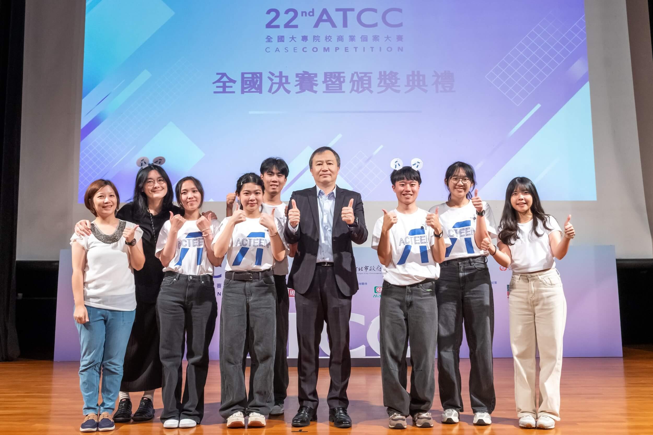 華碩聯合科技系統事業總經理廖逸翔(中)領軍,全力協助參賽團隊展現AI PC應用潛能。