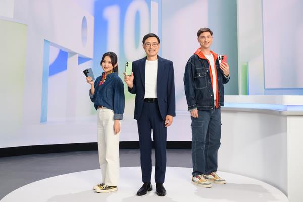 華碩共同執行長許先越今日發表5G旗艦手機Zenfone 10。