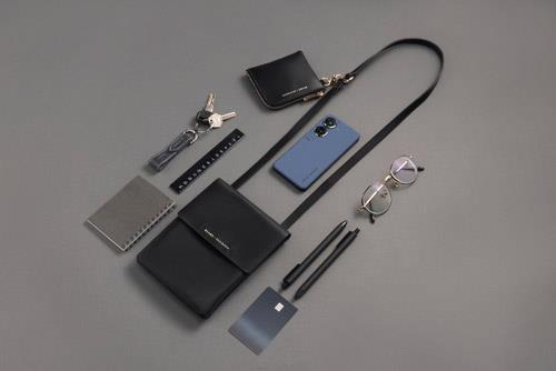 Zenfone 9 X BEAMS聯名包可輕鬆收納隨身小物,打造輕裝時尚。