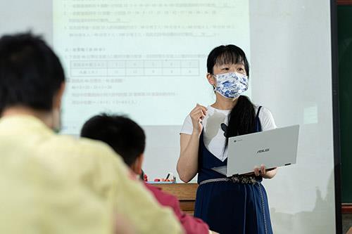 當老師在課堂間走動,能以單手拿取ASUS Chromebook Flip C436,另一手觸控操作,輕鬆直覺,教學效率大幅提升。